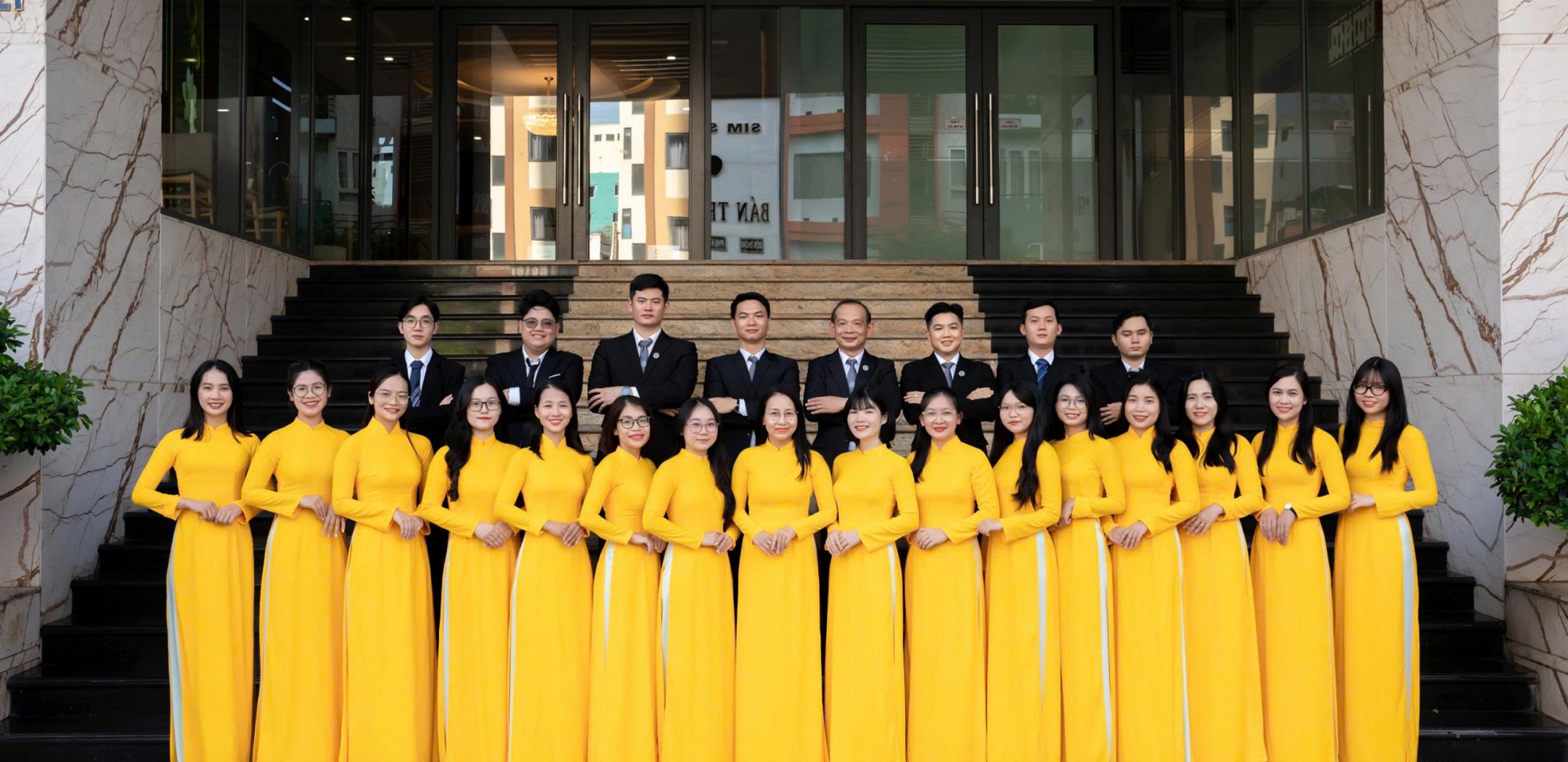 ĐẶT CÁC LỢI ÍCH VÀ QUYỀN LỢI CỦA KHÁC HÀNG LÊN HÀNG ĐẦU